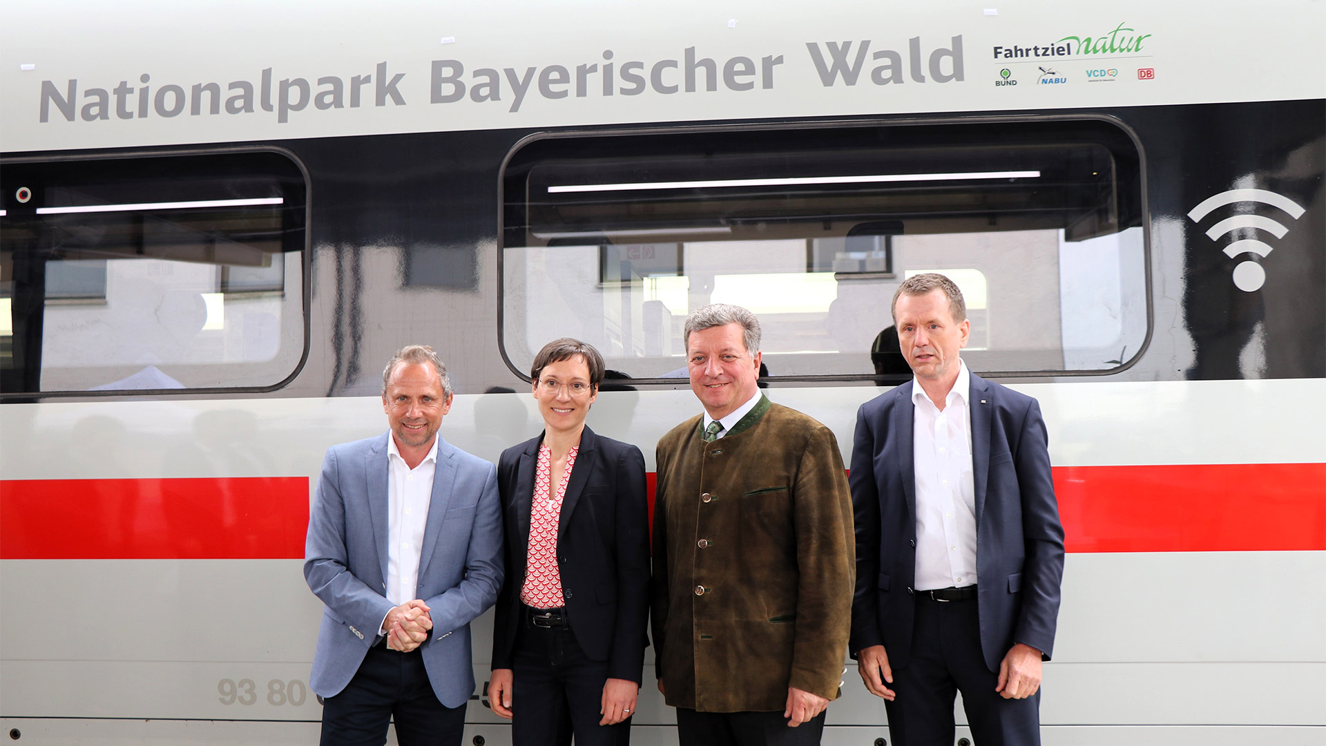 Minister Glauber, Minister Bernreiter, Nationalparkchefin Schuster und Bahnchef Lutz vor dem neuen ICE Nationalpark Bayerischer Wald