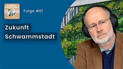 Das Bild zeigt einen nachdenklichen Herren mit Kopfhörern. Es ist Professor Doktor Harald Lesch. Auf blauem Hintergrund steht in weisser Schrift der Titel der Folge 'ZukunftSchwammstadt - wie wir mit Wetter-Extremen leben können' Links oben ist das Logo der Podcastreihe zu sehen.