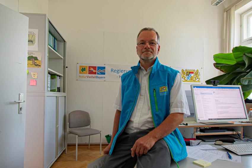 Naturtalent Stefan Radlmair sitzt in einem Büroraum im Gebäude der Regierung Niederbayern.