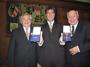 Bild vergrößert sich per Mausklick: im Bild von links nach rechts - Heinz Bronner, Dr. Markus Söder, Joachim Preißl