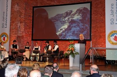 Lawinenwarndienst Bayern feiert stolzes Jubiläum: 50 Jahre lebensrettender Einsatz in den bayerischen Alpen; Umweltministerin Ulrike Scharf bei der Festrede