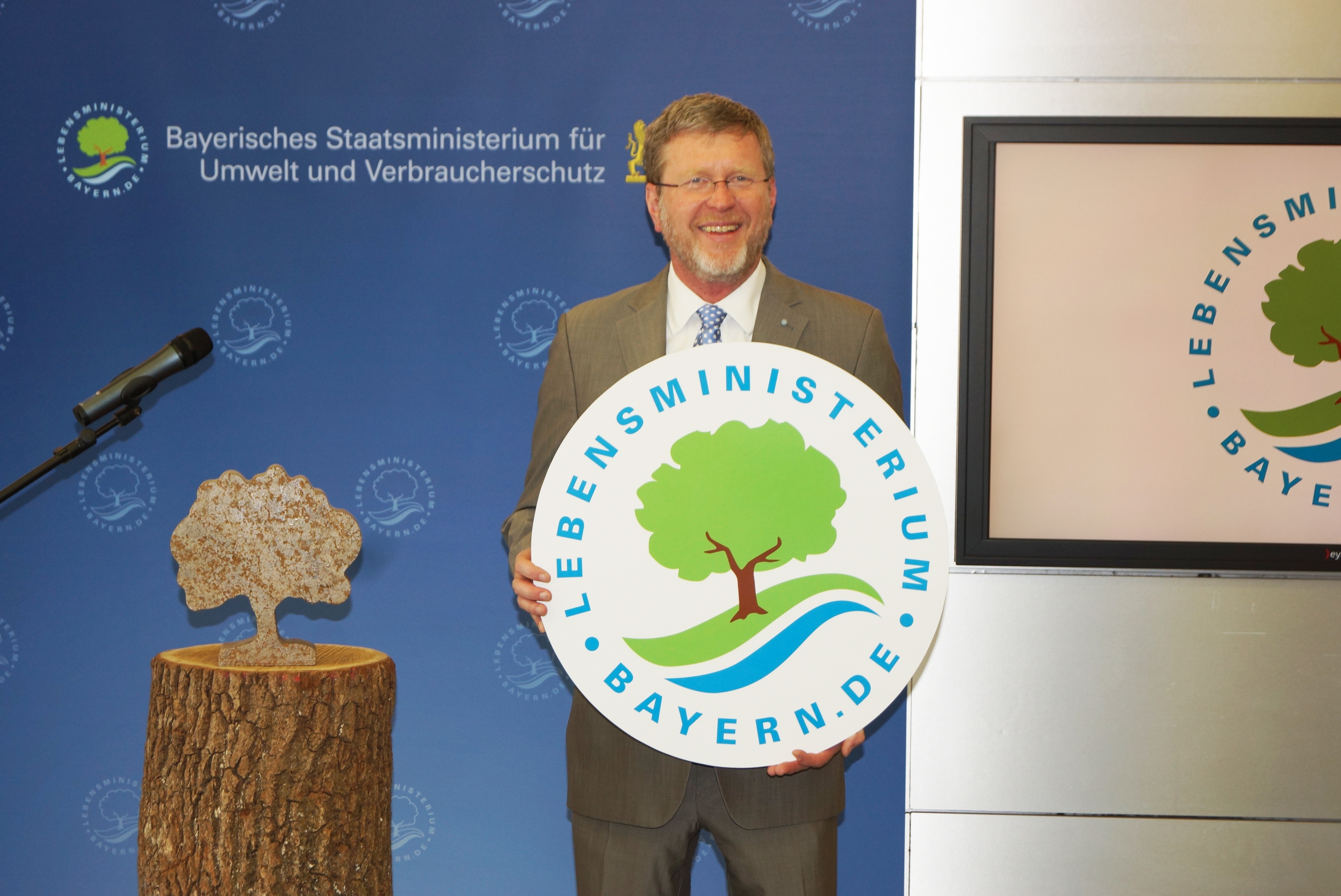 Pressebild: Der Lebensbaum steht wieder als Symbol für das Umwelt- und Verbraucherschutzministeriums.