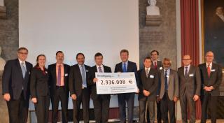 Der Bayerische Umweltminister Dr. Marcel Huber hat heute den Startschuss für den neunen Nano-Projektverbund in Bayern gegeben. Im Rahmen des Projektverbunds werden 10 Einzelforschungsprojekte an 10 bayerischen Universitäten mit insgesamt etwa 3 Millionen Euro vom Freistaat gefördert. Es handelt sich dabei vor allem um Projekte aus den Bereichen Ressourcen- und Klima-schutz sowie Energiesparen.