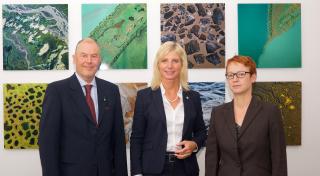 Die Bayerische Verbraucherschutzministerin Ulrike Scharf hat heute die neue Verbraucherkommission Bayern vorgestellt. Sie besteht aus 14 ehrenamtlichen Mitgliedern aus Wirtschaft, Wissenschaft und Verbraucherverbänden. Foto: Prof. Gottwald (links, Vorsitzender der Kommission) Prof. Jaquemoth (rechts, stellv. Vorsitzende der Kommission)