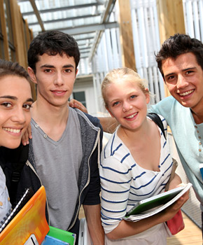 Das Bild zeigt Jugendliche im Treppenhaus einen Gebäudes