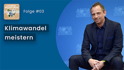 Das Bild zeigt Umweltminister Thorsten Glauber. Auf blauem Hintergrund steht in weisser Schrift der Titel der Folge 'Klimawandel meistern' Links oben ist das Logo der Podcastreihe zu sehen.