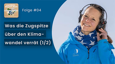 Das Bild zeigt eine Frau mit blauer Jacke. Auf blauem Hintergrund steht in weisser Schrift der Titel der Folge 'Was die Zugspitze über den Klimawandel verrät, Teil 01' Links oben ist das Logo der Podcastreihe zu sehen.