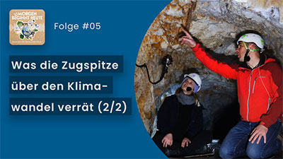 Das Bild zeigt zwei Personen in einer Höhle. Eine Person deutet auf die Höhlenwand und erklärt. Auf blauem Hintergrund steht in weisser Schrift der Titel der Folge 'Was die Zugspitze über den Klimawandel verrät, Teil 2' Links oben ist das Logo der Podcastreihe zu sehen.