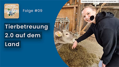 Das Bild zeigt eine lächelnde Frau mit ausgestreckter Hand vor einer Kuh in einem Stall. Auf blauem Hintergrund steht in weisser Schrift der Titel der Folge 'Tierbetreuung 2.0 auf dem Land?' Links oben ist das Logo der Podcastreihe zu sehen.