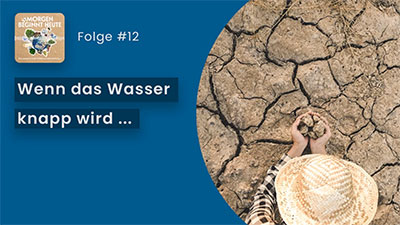 Das Bild zeigt eine Person auf einem Sedimentboden mit markanten Trockenrissen. Auf blauem Hintergrund steht in weisser Schrift der Titel der Folge 'Wenn das Wasser knapp wird... Nachhaltige Bewässerungen' Links oben ist das Logo der Podcastreihe zu sehen.