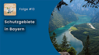 Das Bild zeigt einen tiefblauen Bergsee, der von Wald umgeben ist. Auf blauem Hintergrund steht in weisser Schrift der Titel der Folge 'Schutzgebiete in Bayern - darum sind sie so wichtig!' Links oben ist das Logo der Podcastreihe zu sehen.