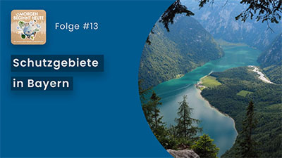 Das Bild zeigt einen tiefblauen Bergsee, der von Wald umgeben ist. Auf blauem Hintergrund steht in weisser Schrift der Titel der Folge 'Schutzgebiete in Bayern - darum sind sie so wichtig!' Links oben ist das Logo der Podcastreihe zu sehen.