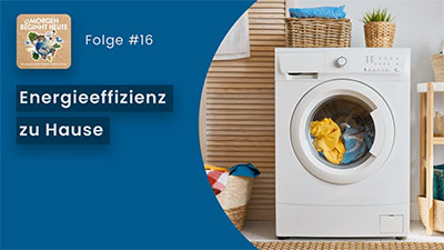 Das Bild zeigt eine mit Wäsche gefüllte Waschmaschine in einem Zimmer. Auf blauem Hintergrund steht in weisser Schrift der Titel der Folge 'Energieeffizienz zu Hause.