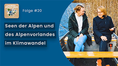 Das Bild zeigt zwei Personen in einem Motorboot. Auf blauem Hintergrund steht in weisser Schrift der Titel der Folge 'Seen der Alpen und des Alpenvorlands im Klimawandel' Links oben ist das Logo der Podcastreihe zu sehen.