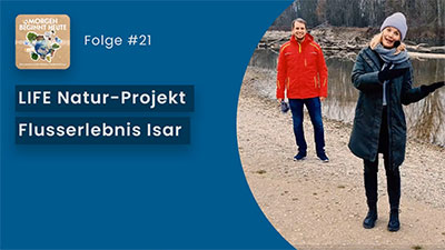 Das Bild zeigt zwei Personen vor einem Fluss. Auf blauem Hintergrund steht in weisser Schrift der Titel der Folge 'LIFE Natur-Projekt Flusserlebnis Isar' Links oben ist das Logo der Podcastreihe zu sehen.