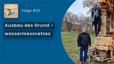 Das Bild zeigt zwei Personen vor einer Grundwassermessstelle. Auf blauem Hintergrund steht in weisser Schrift der Titel der Folge 'Ausbau des Grundwassermessnetzes - Der Weg zur Messstelle' Links oben ist das Logo der Podcastreihe zu sehen.