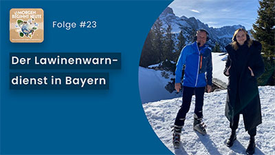 Das Bild zeigt zwei Personen vor einer verschneiten Berglandschaft. Auf blauem Hintergrund steht in weisser Schrift der Titel der Folge 'Der Lawinenwarndienst in Bayern' Links oben ist das Logo der Podcastreihe zu sehen.