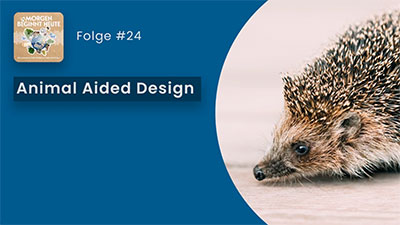 Das Bild zeigt einen Igel. Auf blauem Hintergrund steht in weisser Schrift der Titel der Folge 'Animal Aided Design - Bauen für Mensch und Tier' Links oben ist das Logo der Podcastreihe zu sehen.