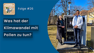 Das Bild zeigt zwei Personen vor einem Gerät zum elektronischen Pollen-Monitoring. Auf blauem Hintergrund steht in weisser Schrift der Titel der Folge 'Der Pollenflug verändert sich durch den Klimawandel!' Links oben ist das Logo der Podcastreihe zu sehen.