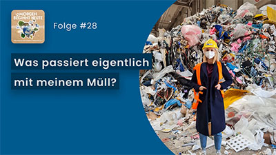 Das BIld zeigt eine Frau vor einem Müllberg. Auf blauem Hintergrund steht in weisser Schrift der Titel der Folge 'Was passiert eigentlich mit meinem Müll?' Links oben ist das Logo der Podcastreihe zu sehen.