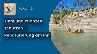 Das Bild zeigt zwei Männer und eine Frau die mir einem Boot auf dem Inn fahren.  Auf blauem Hintergrund steht in weisser Schrift der Titel der Folge 'WTiere und Pflanzen schützen - Renaturierung am Inn' Links oben ist das Logo der Podcastreihe zu sehen.