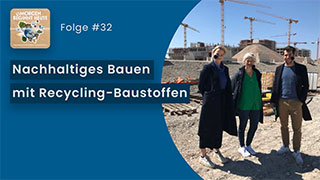 Das Bild zeigt drei Personen auf einer Baustelle. Im Hintergrund ist ein Baukran zu sehen. Auf blauem Hintergrund steht in weisser Schrift der Titel der Folge 'Nachhaltiges Bauen mit Recycling-Baustoffen' Links oben ist das Logo der Podcastreihe zu sehen.