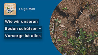 Das Bild zeigt rissigen Erdboden mit einigen grünen Pflanzen darauf. Auf blauem Hintergrund steht in weisser Schrift der Titel der Folge 'Wie wir unseren Boden schützen – Vorsorge ist alles' Links oben ist das Logo der Podcastreihe zu sehen.