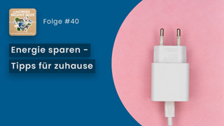 Das Bild zeigt einen weißen Stecker eines Ladegerätes. Auf blauem Hintergrund steht in weisser Schrift der Titel der Folge 'Energie sparen – Tipps für zuhause