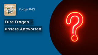 Das Bild zeigt ein rot leuchtendes Fragezeichen an einer dunklen Wand. Auf blauem Hintergrund steht in weisser Schrift der Titel der Folge 'Eure Fragen – unsere Antworten' Links oben ist das Logo der Podcastreihe zu sehen.