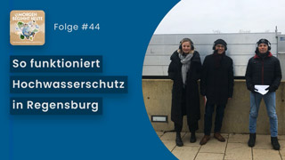 Das Bild zeigt Toni Scheuerlen mit zwei Mitarbeitern des Wasserschutzes in Regensburg. Auf blauem Hintergrund steht in weisser Schrift der Titel der Folge 'So funktioniert Hochwasserschutz – einzigartiges Projekt in Regensburg' Links oben ist das Logo der Podcastreihe zu sehen.