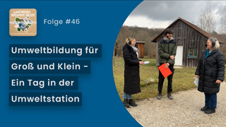 Das Bild zeigt Toni Scheuerlen mit einem Mann und einer Frau auf einer Wiese vor einem Holzhaus. Auf blauem Hintergrund steht in weisser Schrift der Titel der Folge 'Umweltbildung für Groß und Klein – Ein Tag in der Umweltstation' Links oben ist das Logo der Podcastreihe zu sehen.