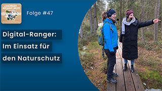 Das Bild zeigt Toni Scheuerlen mit einer Digital-Rangerin in der Natur; Links oben ist das Logo der Podcastreihe zu sehen.