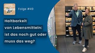 Das Bild zeigt Toni Scheuerlen mit Dr. Ulrich Busch vom Bayerischen Landesamt für Gesundheit und Lebensmittelsicherheit im Supermarkt; Links oben ist das Logo der Podcastreihe zu sehen.