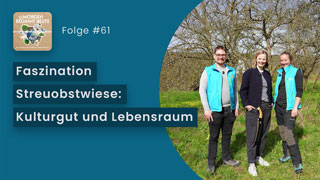 Das Bild zeigt drei Menschen auf einer Streuobstwiese