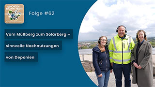 Das Bild zeigt drei Menschen auf einer Deponie