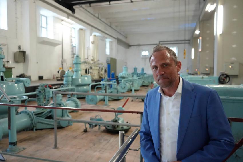 Umweltminister Thorsten Glauber im Informationszentrum des Walchenseekraftwerks