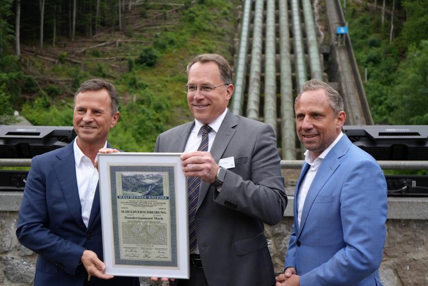 von rechts: Umweltminister Thorsten Glauber, Dr. Klaus Engels, Direktor Wasserkraft Deutschland Uniper SE, 