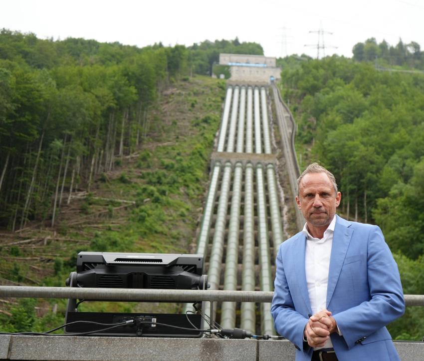 Umweltminister Thorsten Glauber vor dem Walchenseekraftwerk