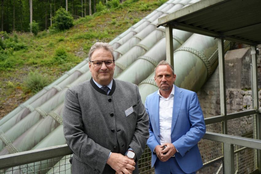 Umweltminister Thorsten Glauber mit dem Landrat des Landkreises Bad Tölz-Wolfratshausen, Josef Niedermaier
