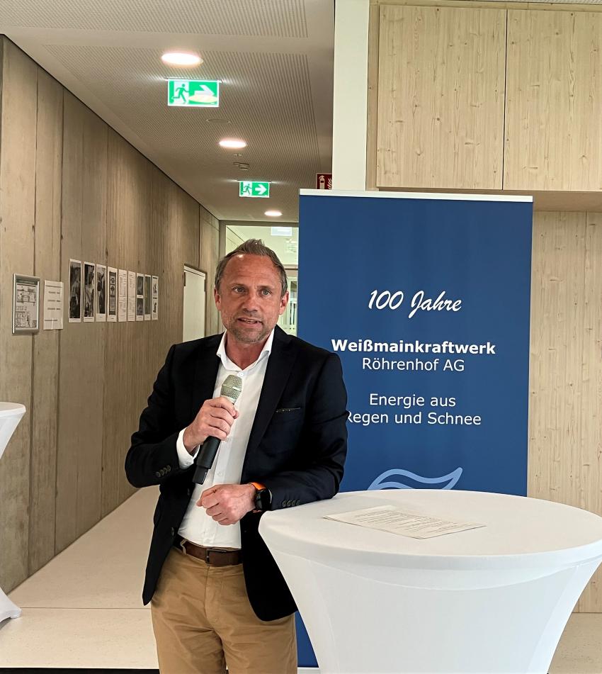Umweltminister Thorsten Glauber beim 100-jährigen Firmenjubiläum der Weißmainkraftwerk Röhrenhof AG