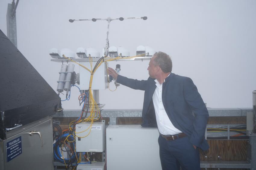Umweltminister Thorsten Glauber an der Wetterstation Zugspitze