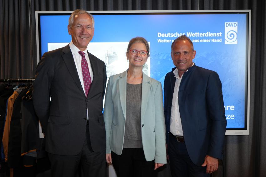 von rechts nach links: Umweltminister Thorsten Glauber, Dr. Monika Kratzer, Präsidentin des Bayerischen Landesamtes für Umwelt und Dr. Christian Barth, Amtschef im Bayerischen Staatsministerium für Umwelt und Verbraucherschutz