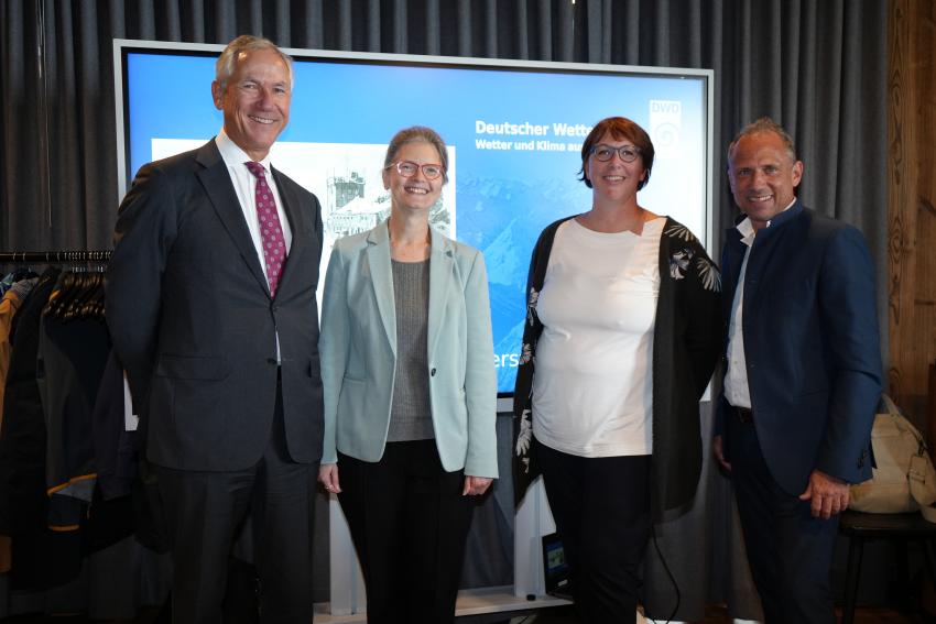 von rechts nach links: Umweltminister Thorsten Glauber, Gudrun Mühlbacher, Leiterin des Regionalen Klimabüros München, Dr. Monika Kratzer, Präsidentin des Bayerischen Landesamtes für Umwelt und Dr. Christian Barth, Amtschef im Bayerischen Staatsministerium für Umwelt und Verbraucherschutz