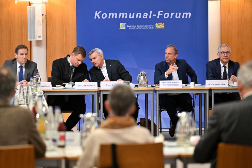 Minister Glauber, Herr Haselbeck, Dr. Heinrich, Hr. Dreier und Amtschef Dr. Barth beim 2. Kommunal-Forum in Niederbayern