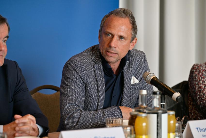 Umweltminister Thorsten Glauber spricht auf dem 2. Kommunal-Forum Oberbayern in Pfaffenhofen.