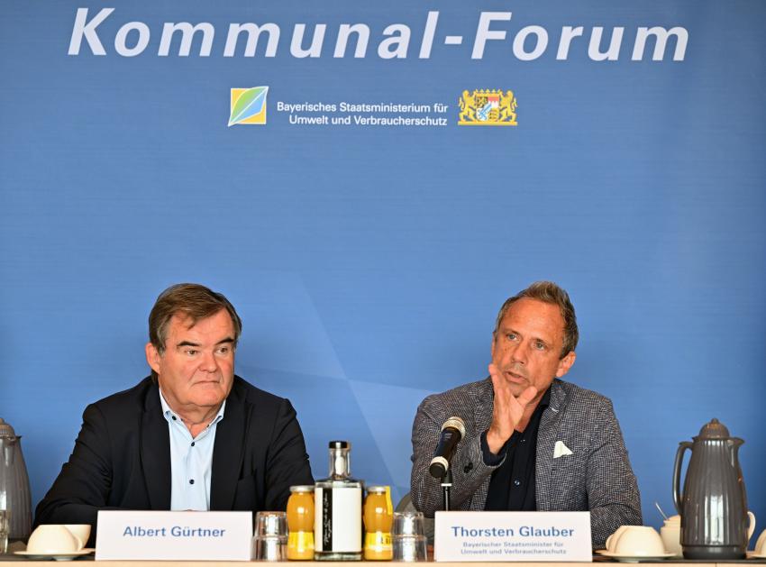 Landrat von Pfaffenhofen Albert Gürtner (li,) und Umweltminister Thorsten Glauber (re.)
