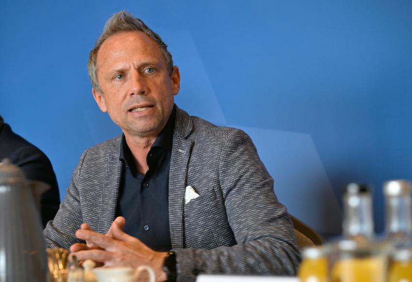 Umweltminister Thorsten Glauber spricht auf dem 2. Kommunal-Forum Oberbayern in Pfaffenhofen.