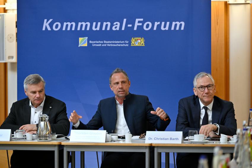 Minister Glauber, Herr Dreier und Amtschef Dr. Barth beim 2. Kommunal-Forum in Niederbayern