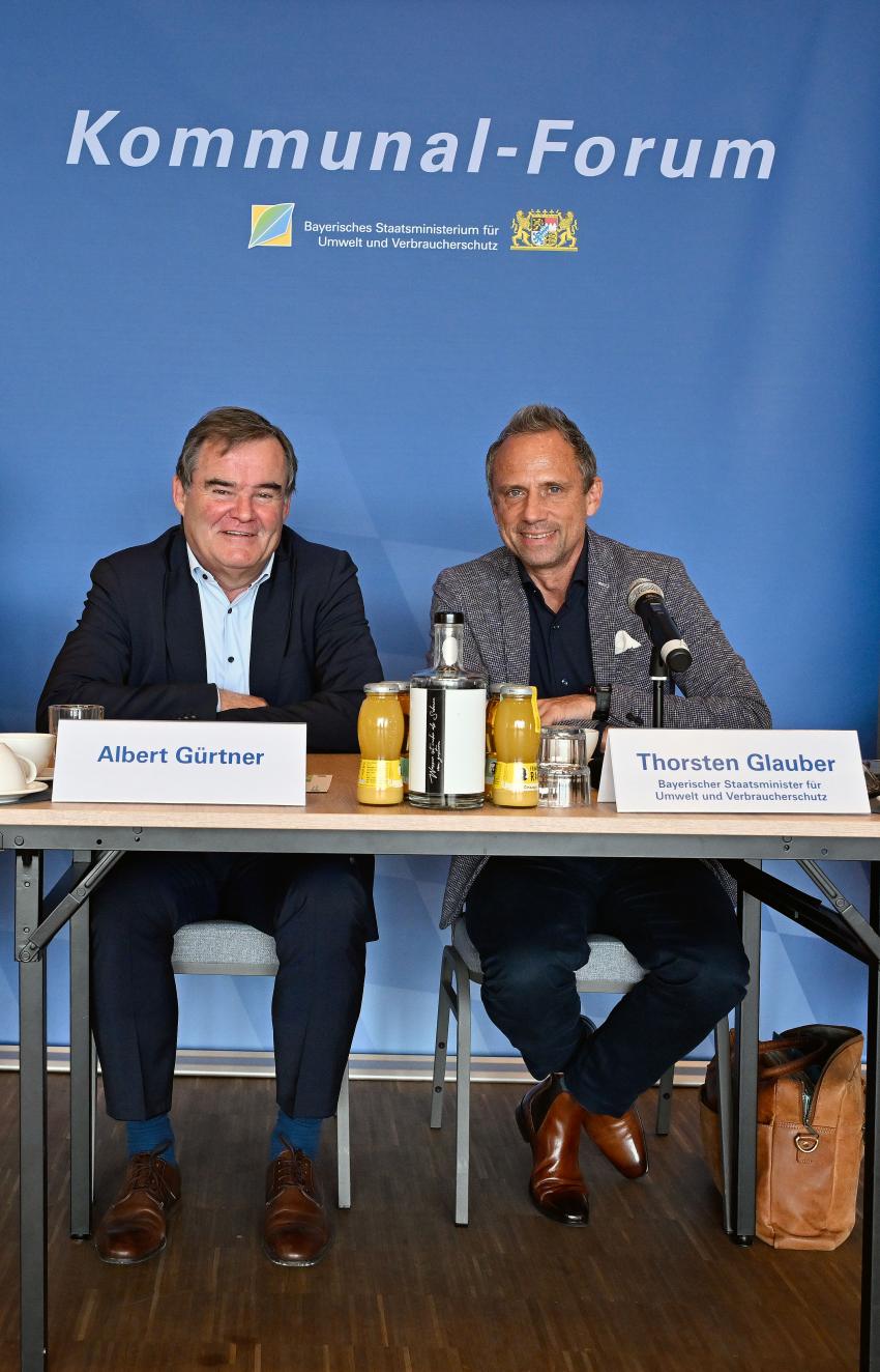 Landrat von Pfaffenhofen Albert Gürtner (li,) und Umweltminister Thorsten Glauber (re.)