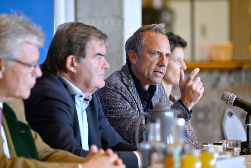 Umweltminister Thorsten Glauber spricht auf dem 2. Kommunal-Forum Oberbayern in Pfaffenhofen.